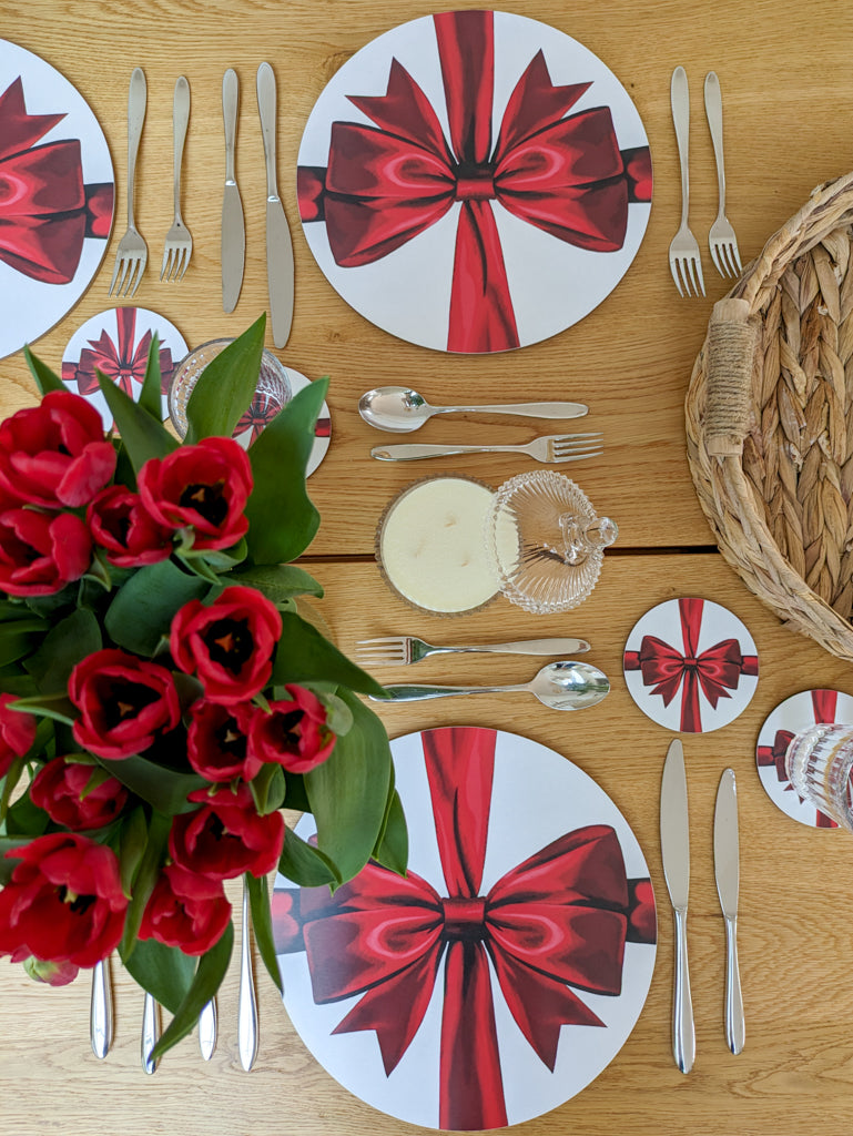 Overview of red ribbon tablesetting and red flowers