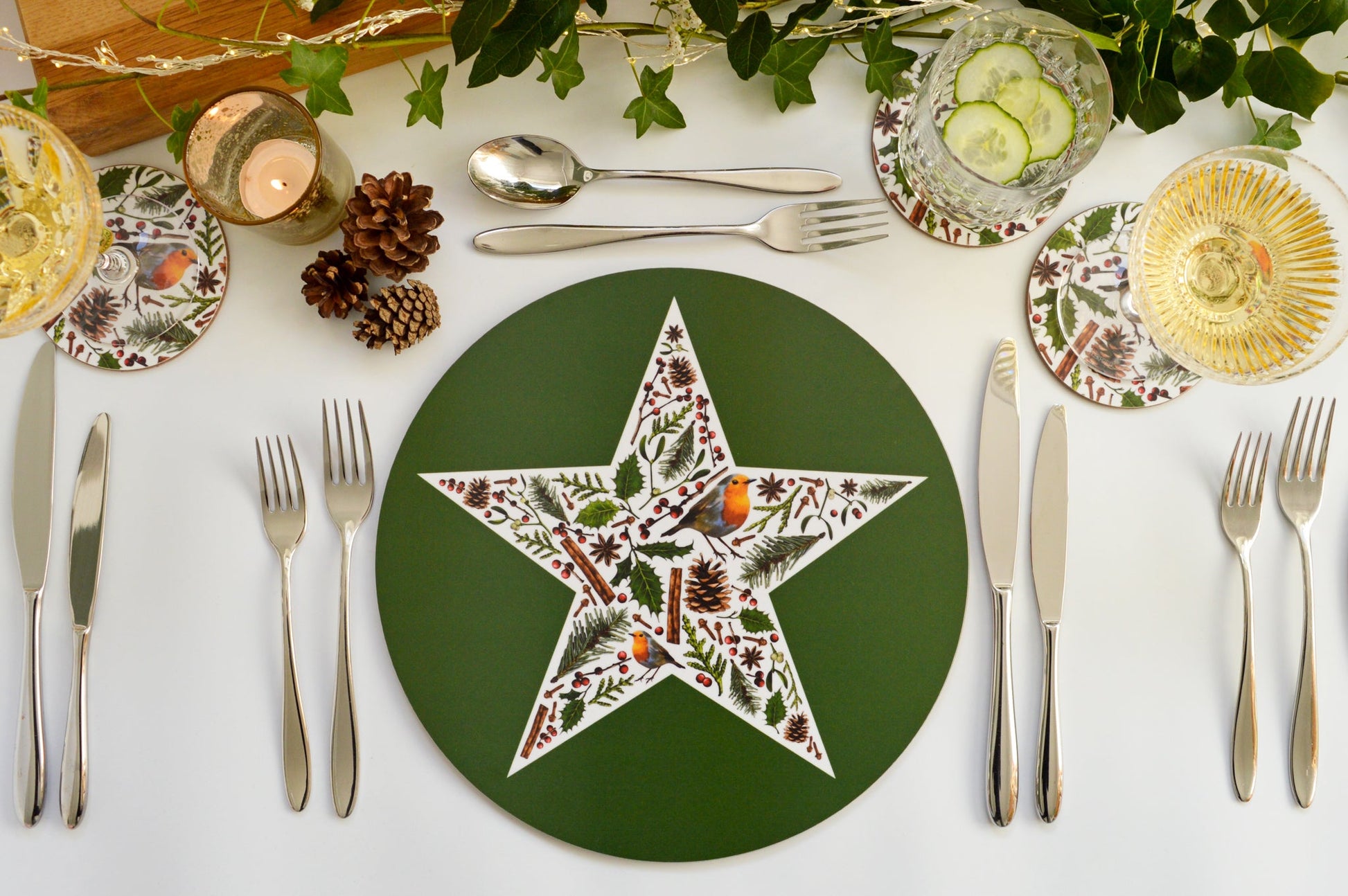 Christmas table setting, Green star placemat with Christmas illustrations